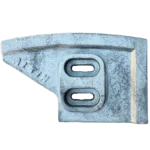 Beton mikseri tamburunun iç yüzeyini temizleyen, üzerinde "ALTIN" yazan metal sıyırıcı palet.