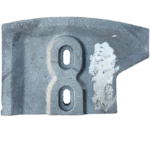 Beton mikseri tamburunun iç yüzeyini temizleyen, üzerinde "8" rakamı bulunan metal sıyırıcı palet.