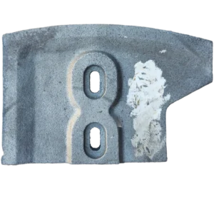 Beton mikseri tamburunun iç yüzeyini temizleyen, üzerinde "8" rakamı bulunan metal sıyırıcı palet.