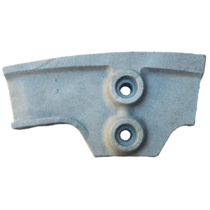 İki adet bağlantı deliği bulunan, beton mikser tamburunun içine monte edilen metal karıştırıcı palet.